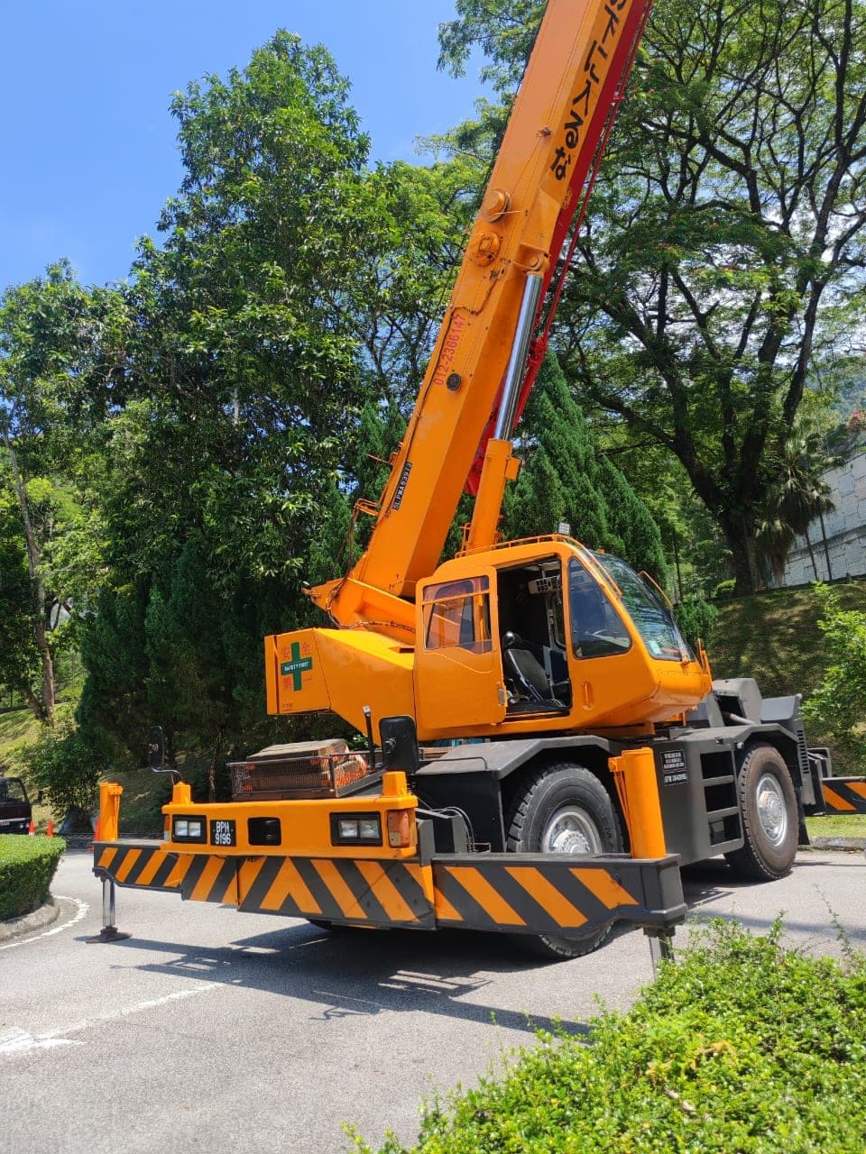 Rough terrain crane set up on outriggers before a lift